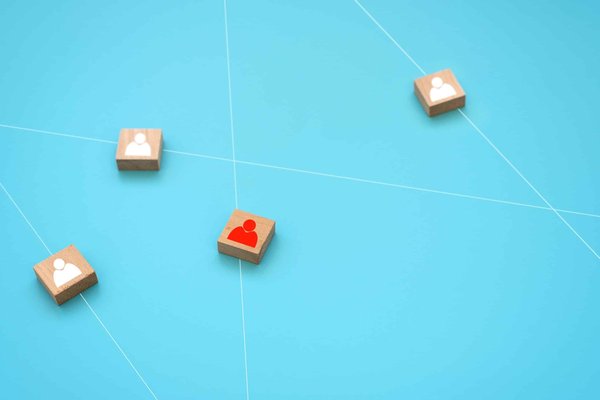 Quelles actions pour minimiser l'impact de la distance géographique sur la gestion des équipes de vente internationales?