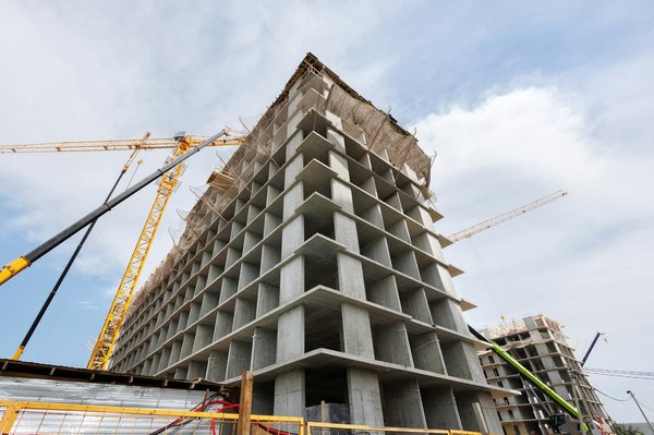 Quels défis spécifiques présente la gestion d'une équipe de recherche multi-sites?